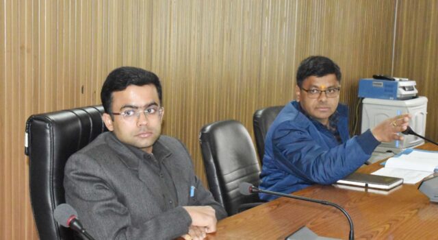 जन कल्याणकारी योजनाओं से वाइब्रेंट विलेजों को करें शत प्रतिशत आच्छादित – डीएम चमोली
