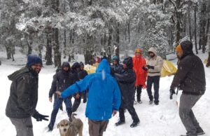 बर्फवारी को देख अभिभूत हुये सैलानी, ठंड और बर्फवारी में भी झूमने लगे