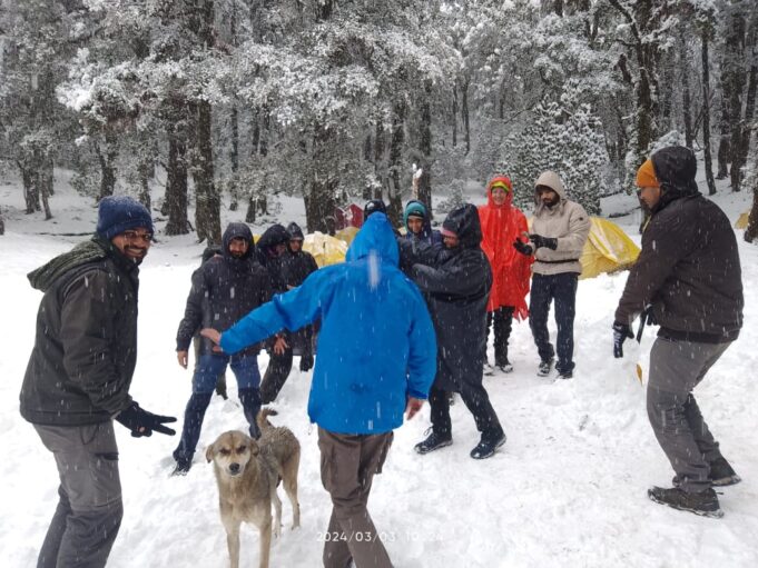 बर्फवारी को देख अभिभूत हुये सैलानी, ठंड और बर्फवारी में भी झूमने लगे
