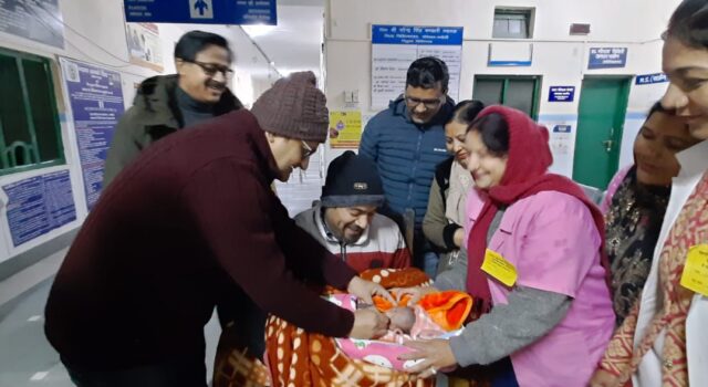 नवजात शिशुओं को पोलियो प्रतिरक्षण खुराक पिलाकर किया कार्यक्रम का उद्घाटन।