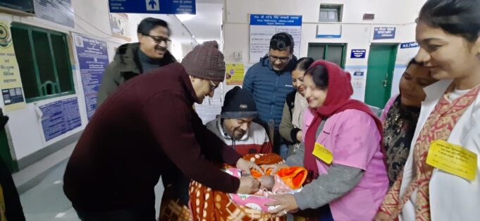 नवजात शिशुओं को पोलियो प्रतिरक्षण खुराक पिलाकर किया कार्यक्रम का उद्घाटन।