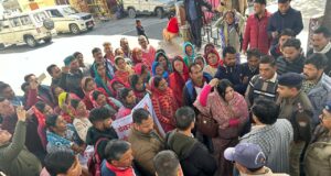 सडक निर्माण की मांग को लेकर ग्रामीणों ने जिलाधिकारी कार्यालय पर किया प्रदर्शन