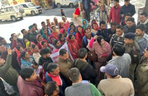 सडक निर्माण की मांग को लेकर ग्रामीणों ने जिलाधिकारी कार्यालय पर किया प्रदर्शन