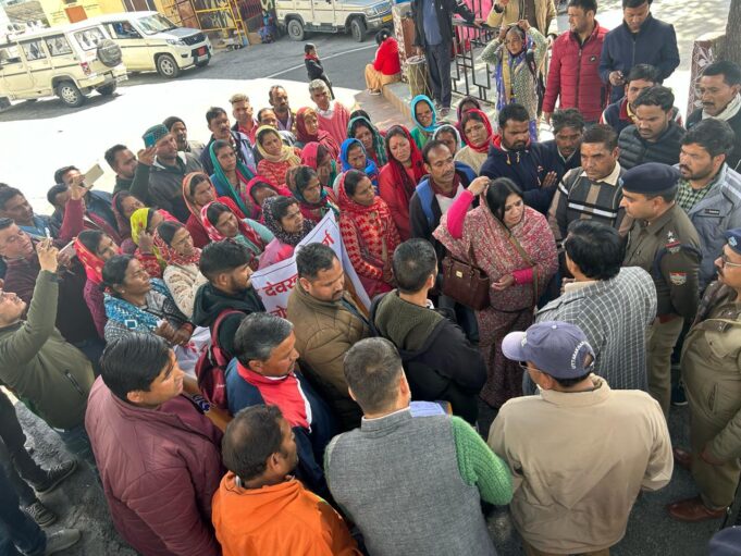 सडक निर्माण की मांग को लेकर ग्रामीणों ने जिलाधिकारी कार्यालय पर किया प्रदर्शन