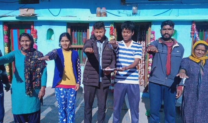 प्रवासी मतदाता बोले हम घर आकर अपने बूथ पर करेंगे मतदान।