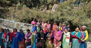 अवैध अतिक्रमण हटाने की मांग को लेकर महिलाओं ने जताया आक्रोश