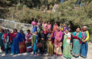 अवैध अतिक्रमण हटाने की मांग को लेकर महिलाओं ने जताया आक्रोश