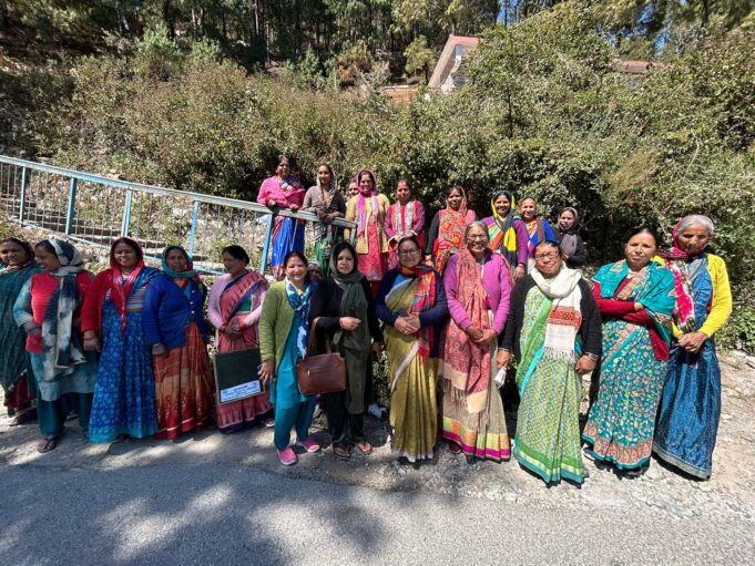 अवैध अतिक्रमण हटाने की मांग को लेकर महिलाओं ने जताया आक्रोश