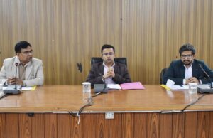 जिला निर्वाचन अधिकारी ने की लोकसभा चुनाव तैयारियों की समीक्षा।