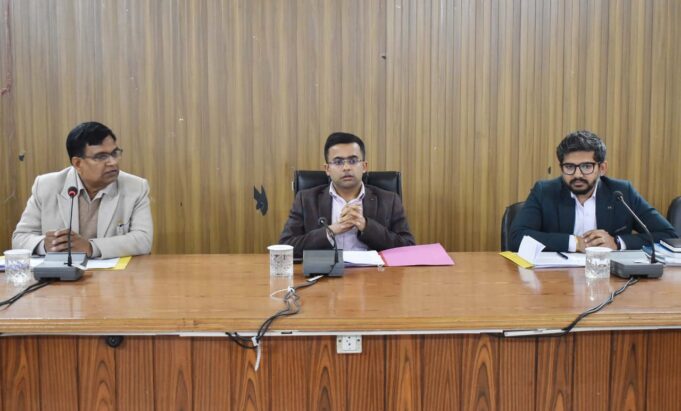 जिला निर्वाचन अधिकारी ने की लोकसभा चुनाव तैयारियों की समीक्षा।