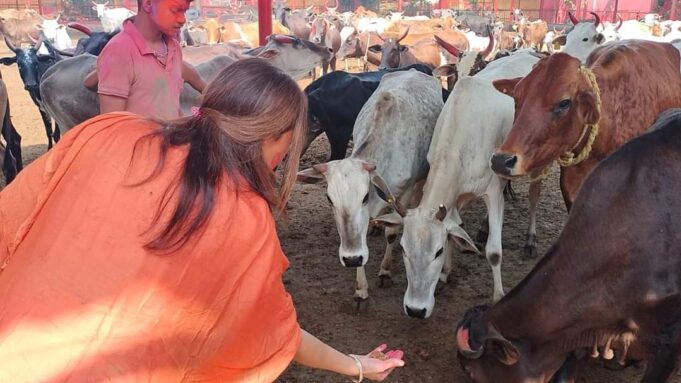 कैबिनेट मंत्री रेखा आर्या ने बनखंडी नाथ मंदिर में महादेव का पूजन और गौसेवा कर मनाई होली