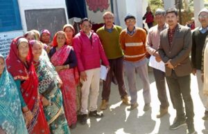 स्वीप कार्मिकों ने प्रवासी मतदाताओं से किया संवाद, शत प्रतिशत मतदान के लिए किया प्रेरित