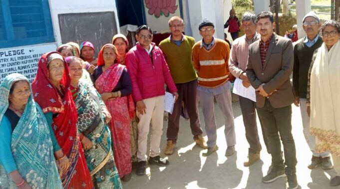 स्वीप कार्मिकों ने प्रवासी मतदाताओं से किया संवाद, शत प्रतिशत मतदान के लिए किया प्रेरित