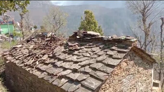 मकान में आग लगने से सामान और नगदी जलकर खाक।