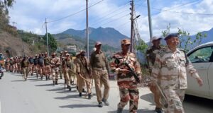 फ्लैग मार्च निकालकर चमोली पुलिस ने आमजन को दिया भयमुक्त होकर मतदान करने का सकारात्मक संदेश