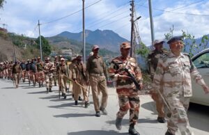 फ्लैग मार्च निकालकर चमोली पुलिस ने आमजन को दिया भयमुक्त होकर मतदान करने का सकारात्मक संदेश