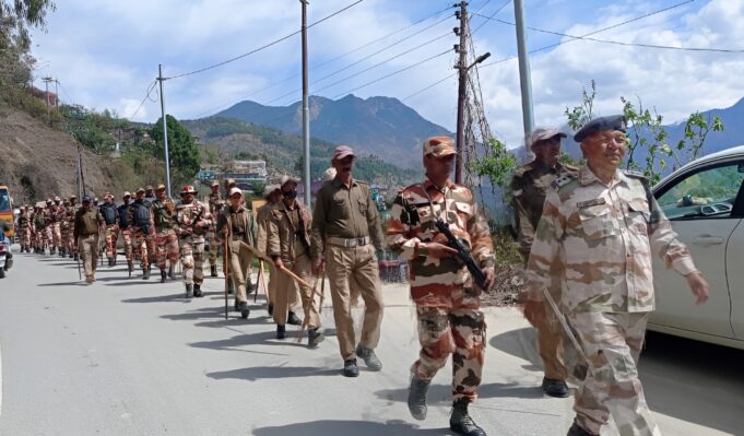 फ्लैग मार्च निकालकर चमोली पुलिस ने आमजन को दिया भयमुक्त होकर मतदान करने का सकारात्मक संदेश