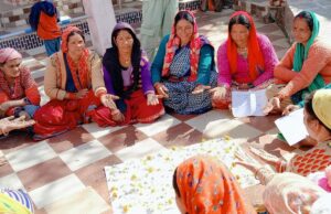 चमोली के कम मतदान वाले बूथों पर महिला चौपाल आयोजित कर मतदाताओं को किया जागरूक
