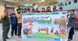 दिव्यांग एवं बुजुर्ग मतदाताओं को दी सक्षम एप की जानकारी।