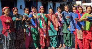 उच्च शिक्षण संस्थानों में शिविर आयोजित कर नए मतदाताओं का दिया ईवीएम से मतदान का प्रशिक्षण