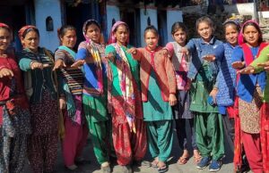 उच्च शिक्षण संस्थानों में शिविर आयोजित कर नए मतदाताओं का दिया ईवीएम से मतदान का प्रशिक्षण