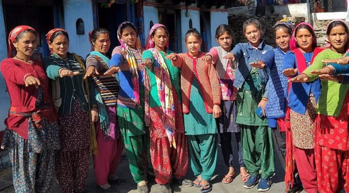 उच्च शिक्षण संस्थानों में शिविर आयोजित कर नए मतदाताओं का दिया ईवीएम से मतदान का प्रशिक्षण