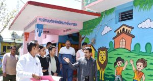 डीएम ने चुनाव को लेकर बूथों का किया निरीक्षण।