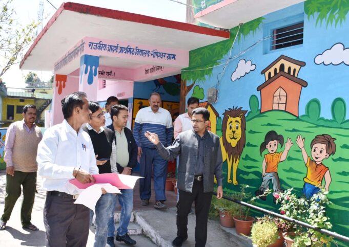 डीएम ने चुनाव को लेकर बूथों का किया निरीक्षण।