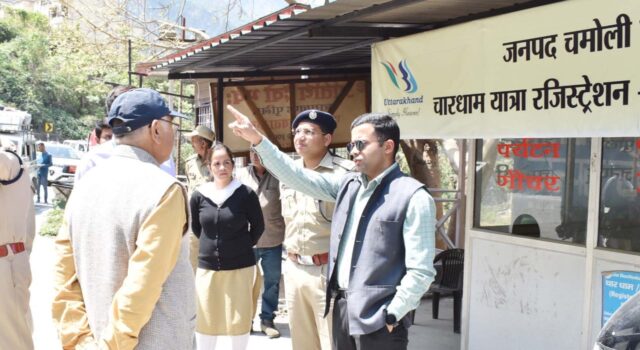 लोकसभा चुनाव को लेकर डीएम व एसपी ने किया गौचर चेक पोस्ट और मतदान केंद्रों का निरीक्षण।