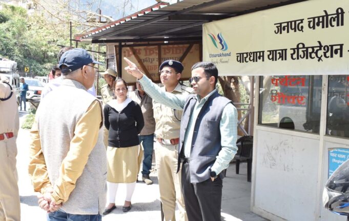 लोकसभा चुनाव को लेकर डीएम व एसपी ने किया गौचर चेक पोस्ट और मतदान केंद्रों का निरीक्षण।