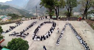 छात्र-छात्राओं ने मानव श्रृंखला बनाकर दिया शत प्रतिशत मतदान का संदेश