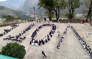 छात्र-छात्राओं ने मानव श्रृंखला बनाकर दिया शत प्रतिशत मतदान का संदेश