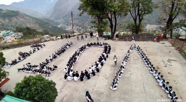 छात्र-छात्राओं ने मानव श्रृंखला बनाकर दिया शत प्रतिशत मतदान का संदेश