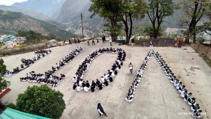 छात्र-छात्राओं ने मानव श्रृंखला बनाकर दिया शत प्रतिशत मतदान का संदेश