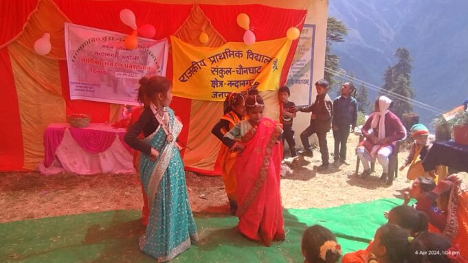 वार्षिकोत्सव में छात्र छात्राओ के साथ ग्रामीणो नें दी सांस्कृतिक कार्यक्रम की शानदार प्रस्तुति.