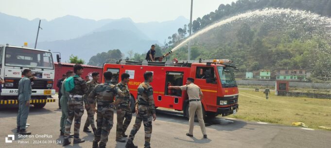 फायर सर्विस ने युद्धाभ्यास कर रहे वायु सेना व आर्मी के साथ की डेमो ड्रिल