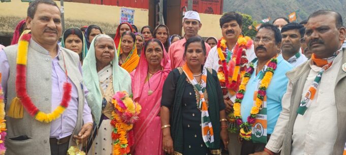 यहां भाजपा के कई वरिष्ठों ने थामा कांग्रेस का दामन