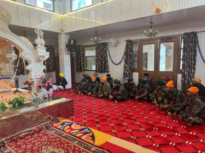 हेमकुंड साहिब यात्रा पथ से बर्फ हटाने के लिए सेना के जवान हुए रवाना