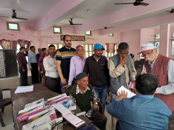 हंस फाउंडेशन आयोजित किया नेत्र शिविर, 125 लोगों को मिला लाभ