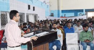 लोकसभा निर्वाचन को ड्यूटी में तैनात कार्मिको को दिया जा रहा प्रशिक्षण