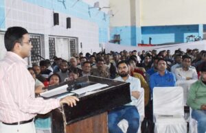 लोकसभा निर्वाचन को ड्यूटी में तैनात कार्मिको को दिया जा रहा प्रशिक्षण