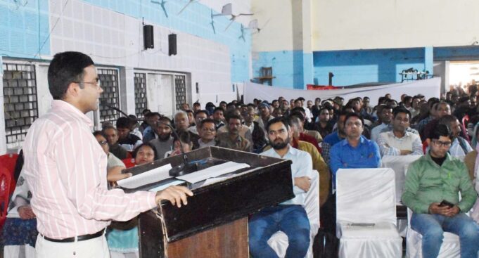 लोकसभा निर्वाचन को ड्यूटी में तैनात कार्मिको को दिया जा रहा प्रशिक्षण