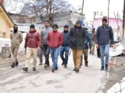 डीएम ने बद्रीनाथ पहुंचकर चारधाम यात्रा व्यवस्थाओं और निर्माण कार्यों का जायजा लिया।