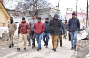 डीएम ने बद्रीनाथ पहुंचकर चारधाम यात्रा व्यवस्थाओं और निर्माण कार्यों का जायजा लिया।