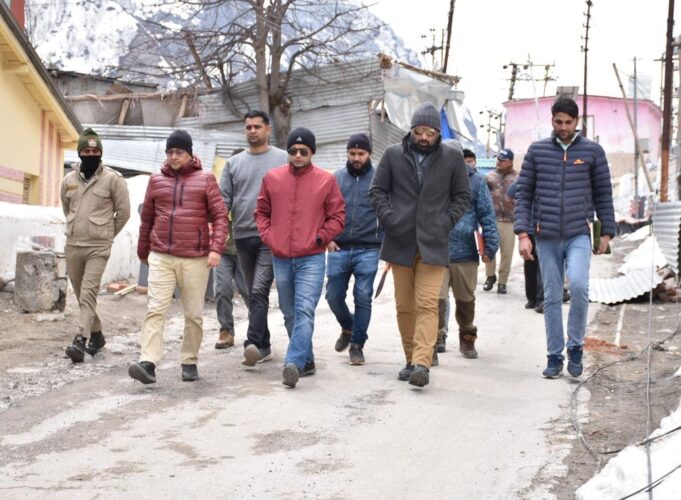 डीएम ने बद्रीनाथ पहुंचकर चारधाम यात्रा व्यवस्थाओं और निर्माण कार्यों का जायजा लिया।