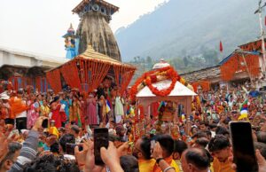 बाबा केदार की डोली शीतकालीन गददीस्थल ओंकारेश्वर मंदिर से केदारनाथ धाम के लिये रवाना