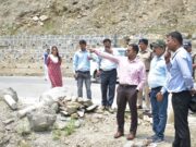 डीएम ने बदरीनाथ हाईवे का निरीक्षण कर यात्रा व्यवस्थाओं का लिया जायजा।