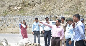 डीएम ने बदरीनाथ हाईवे का निरीक्षण कर यात्रा व्यवस्थाओं का लिया जायजा।