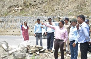 डीएम ने बदरीनाथ हाईवे का निरीक्षण कर यात्रा व्यवस्थाओं का लिया जायजा।