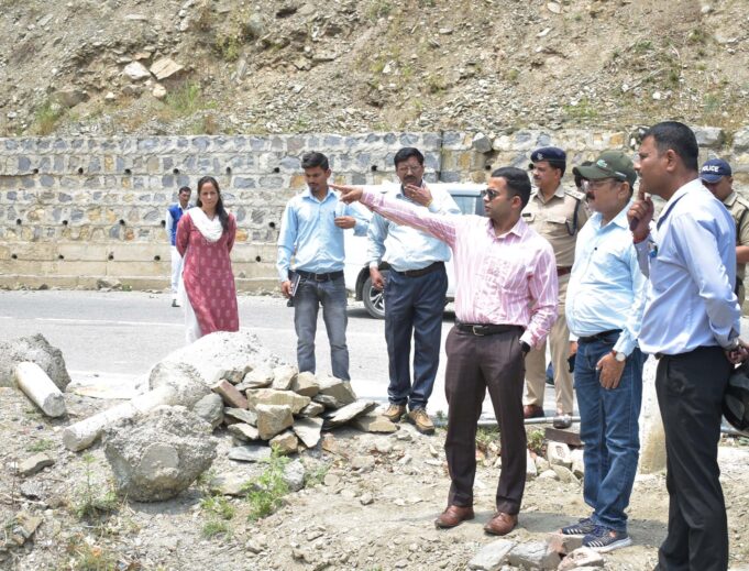 डीएम ने बदरीनाथ हाईवे का निरीक्षण कर यात्रा व्यवस्थाओं का लिया जायजा।
